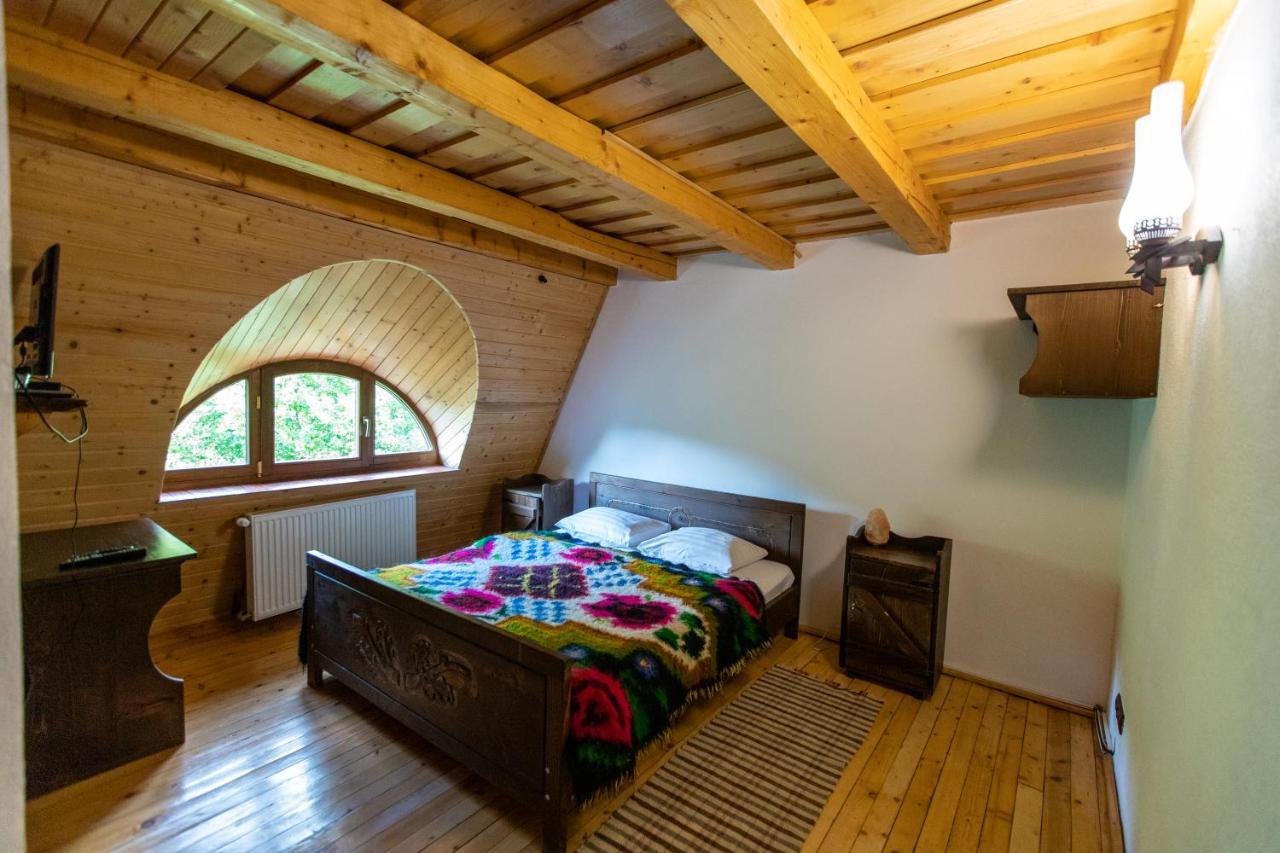 Conacul Drahneilor Hotel Ruscova Ngoại thất bức ảnh
