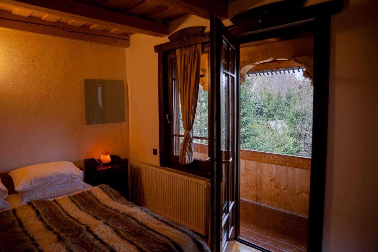 Conacul Drahneilor Hotel Ruscova Ngoại thất bức ảnh
