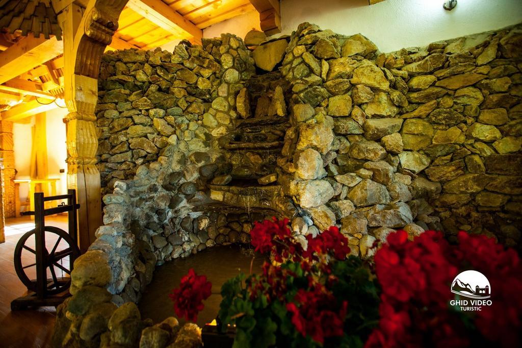 Conacul Drahneilor Hotel Ruscova Ngoại thất bức ảnh